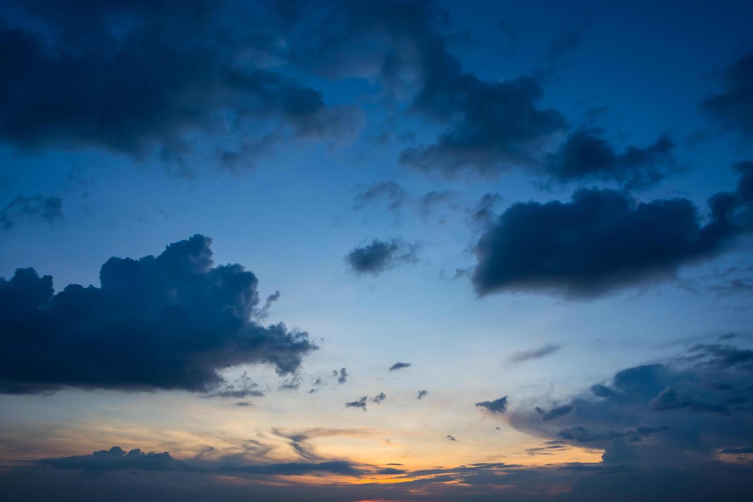 o céu ao pôr do sol foto