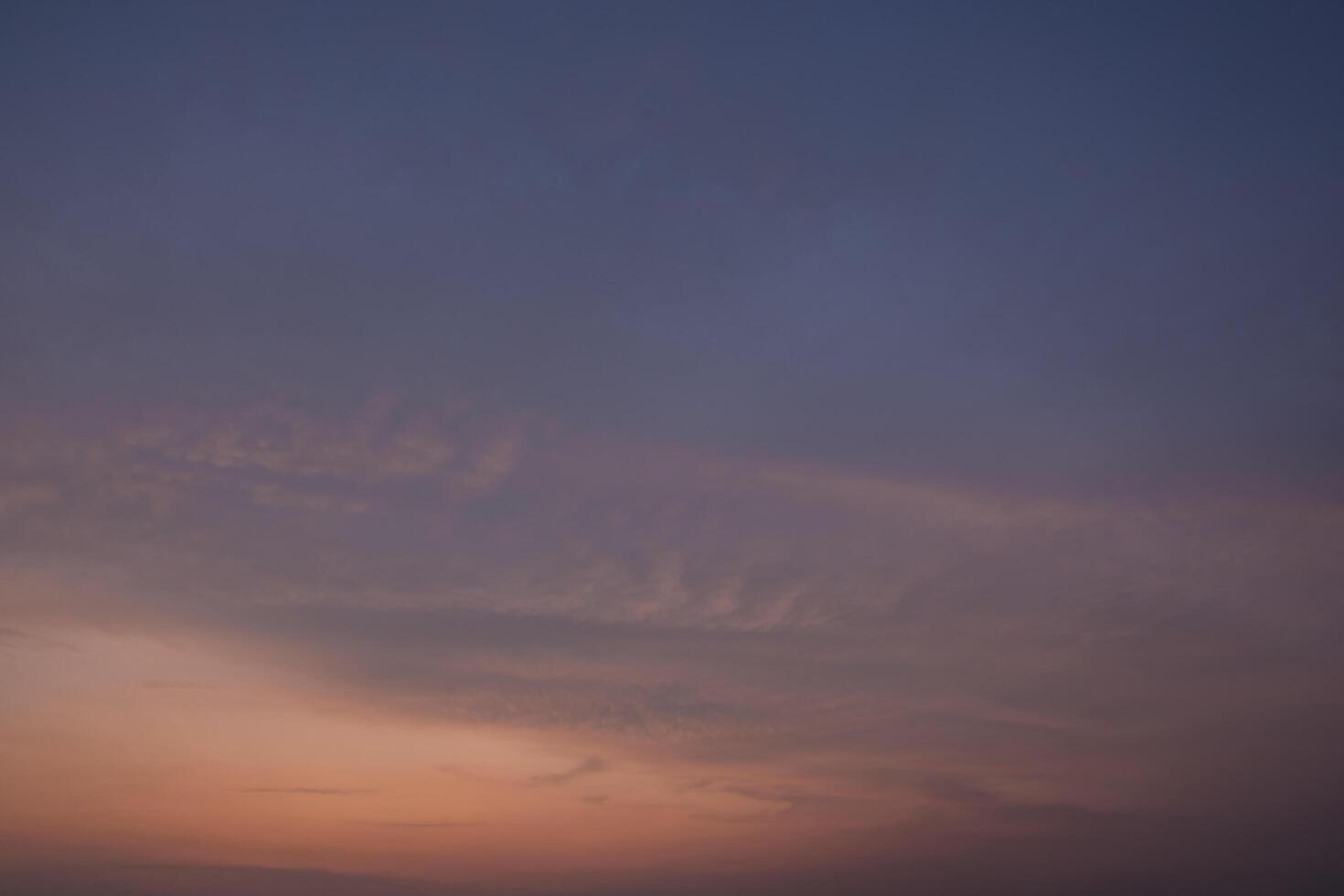 o céu ao pôr do sol foto