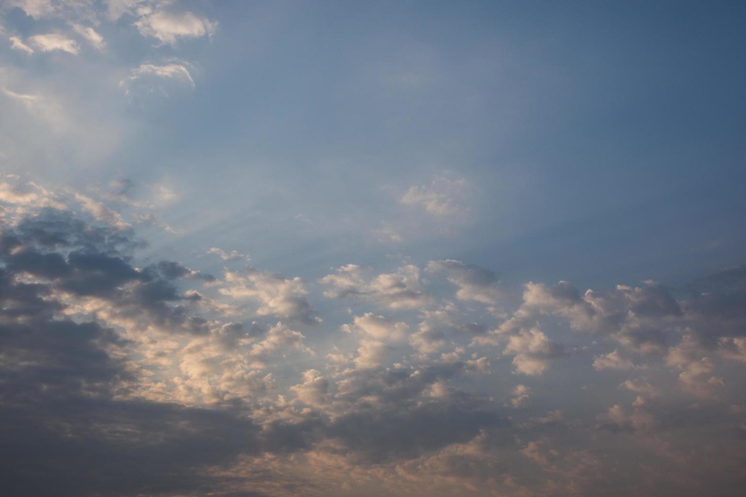 o céu e as nuvens ao pôr do sol foto