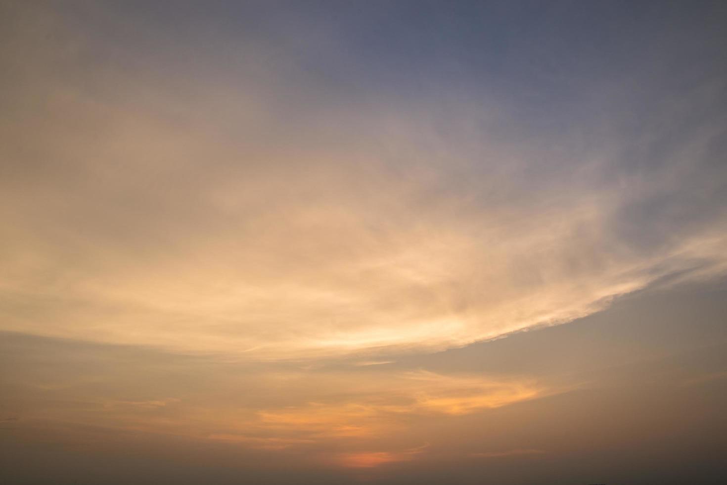 o céu ao pôr do sol foto