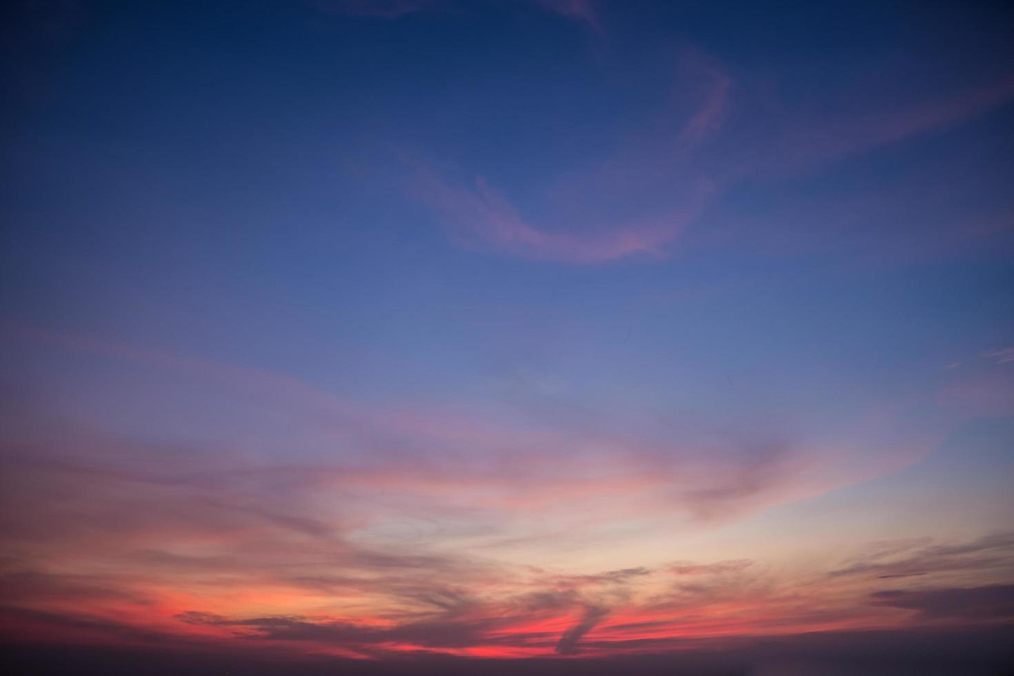 o céu ao pôr do sol foto