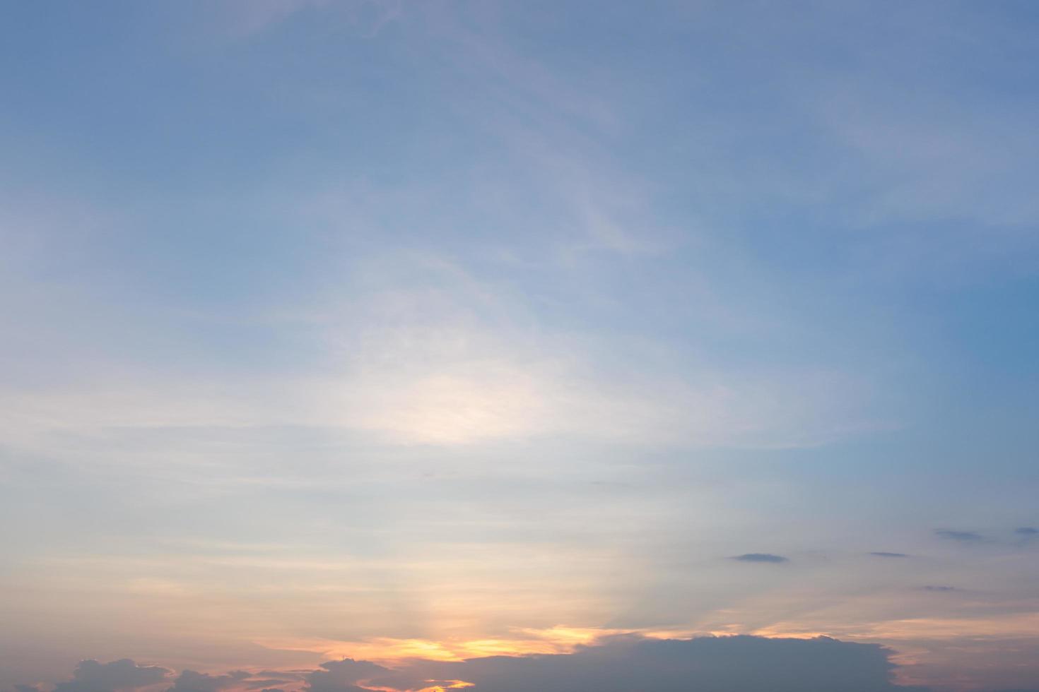 o céu ao pôr do sol foto