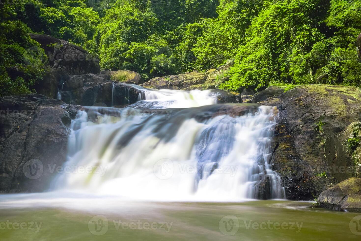 cachoeira nang rong na tailândia foto