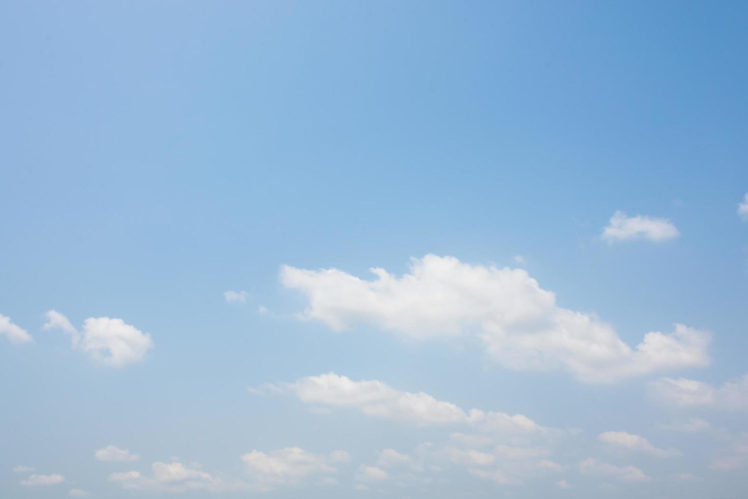 o céu e nuvens foto