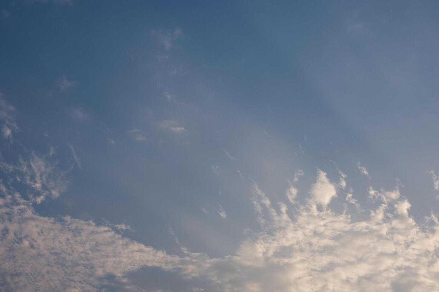 o céu e as nuvens ao pôr do sol foto