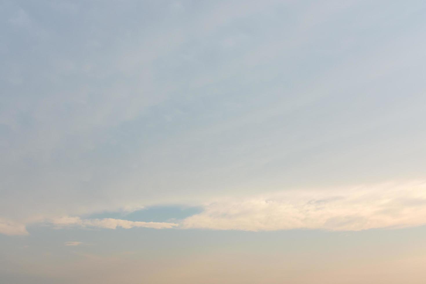 o céu e nuvens foto