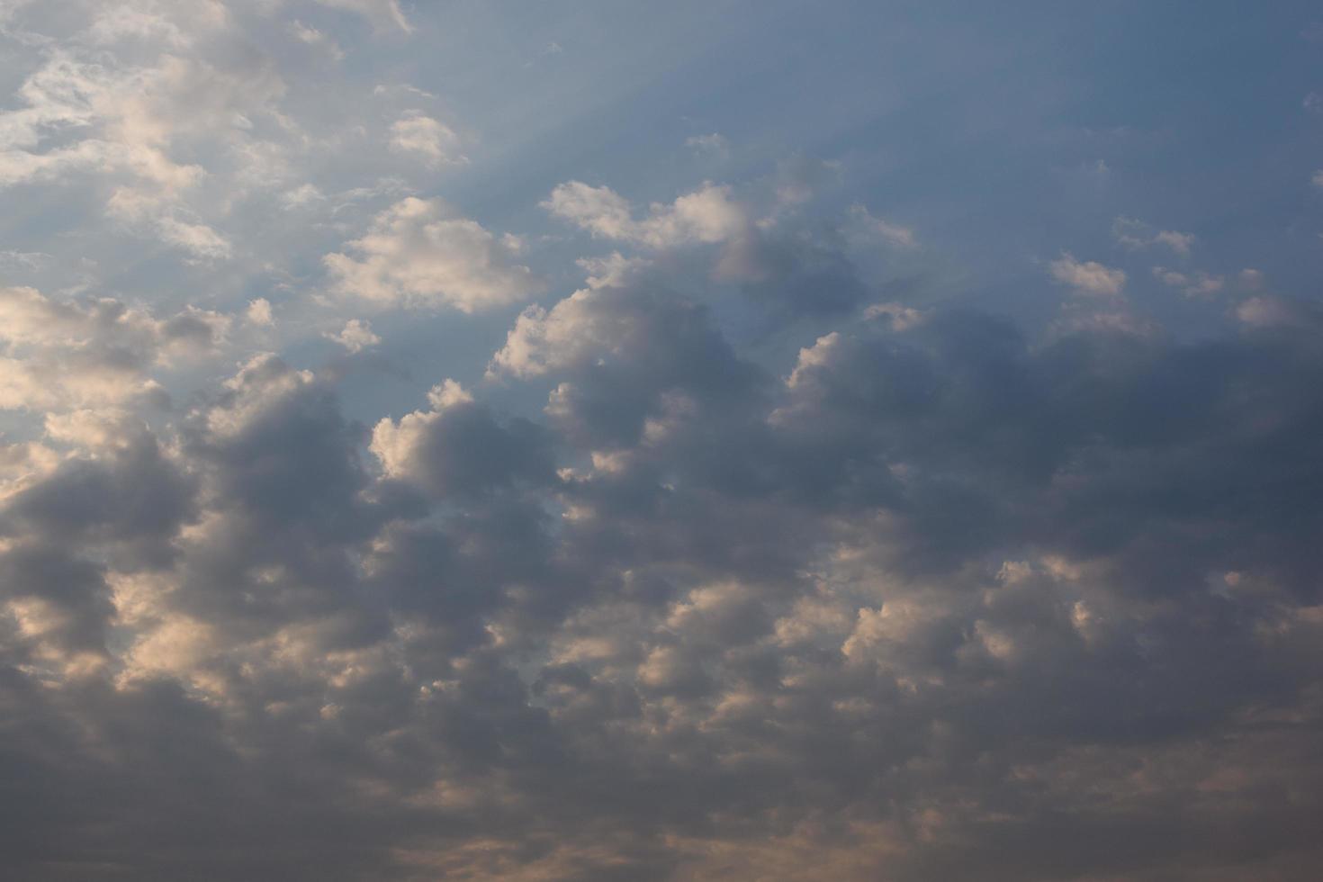 o céu e as nuvens ao pôr do sol foto