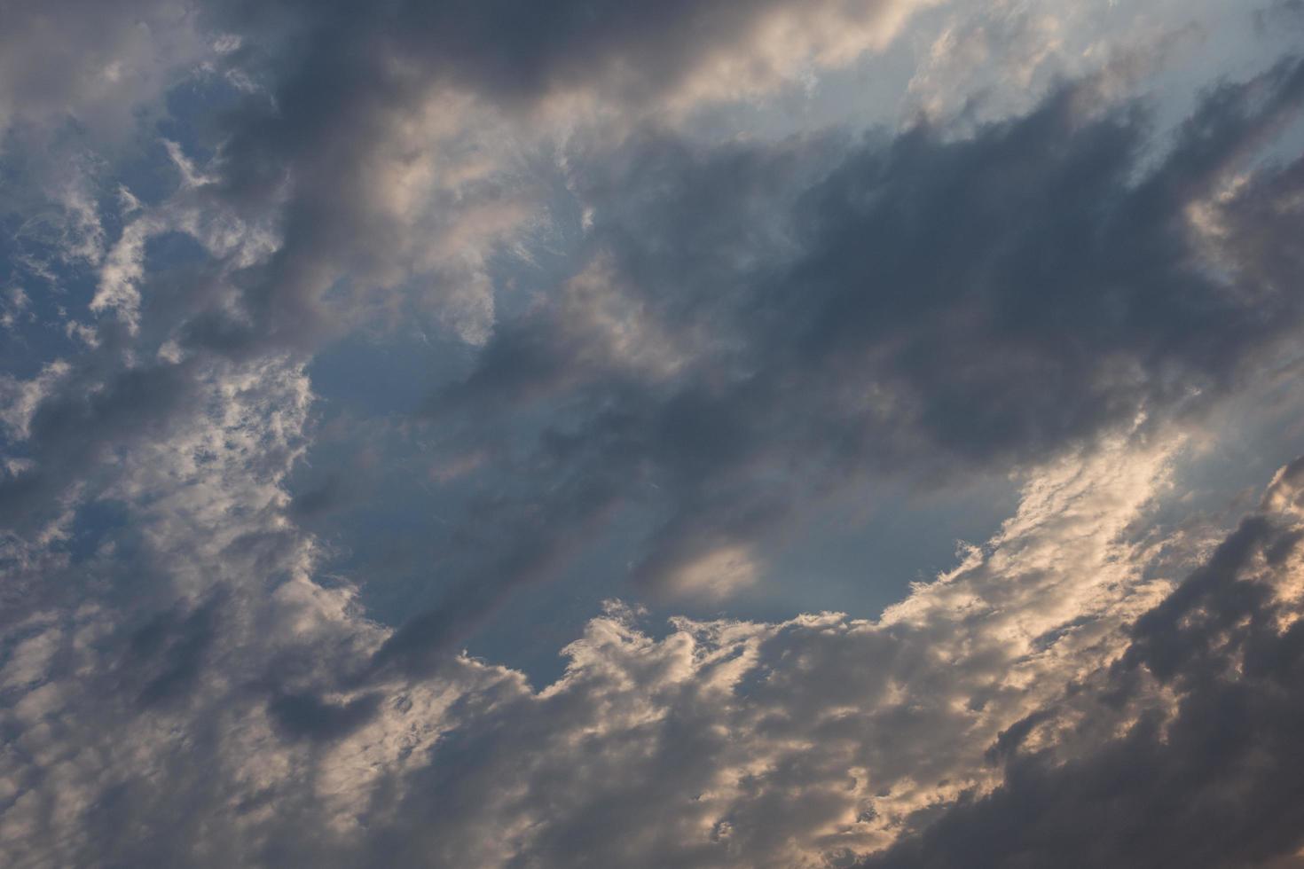 o céu e as nuvens ao pôr do sol foto