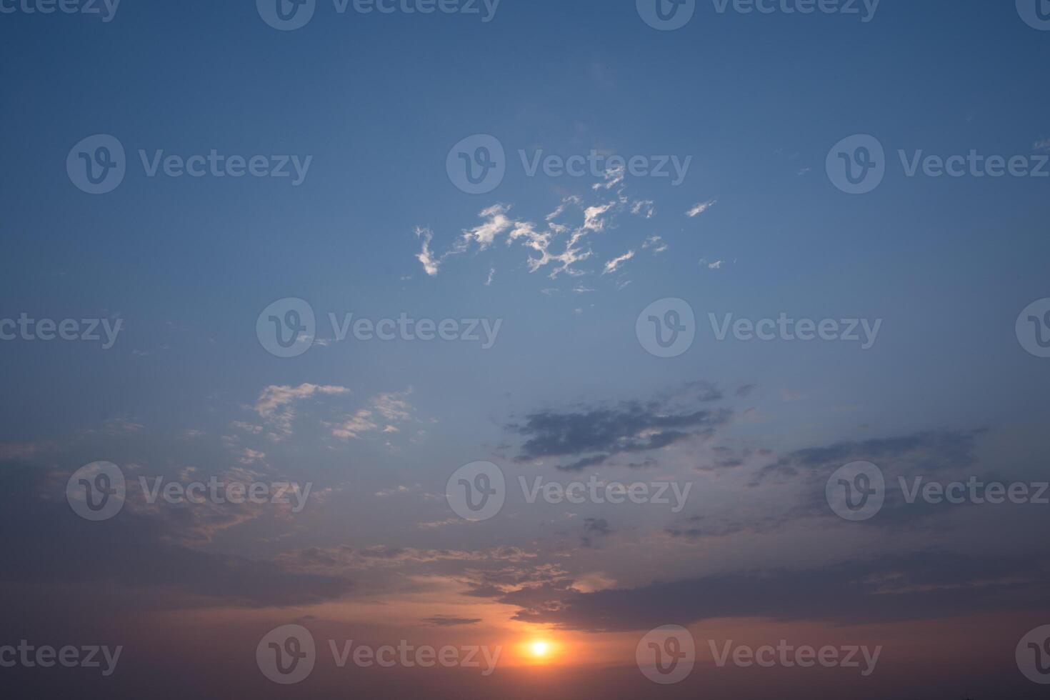 o céu e as nuvens ao pôr do sol foto