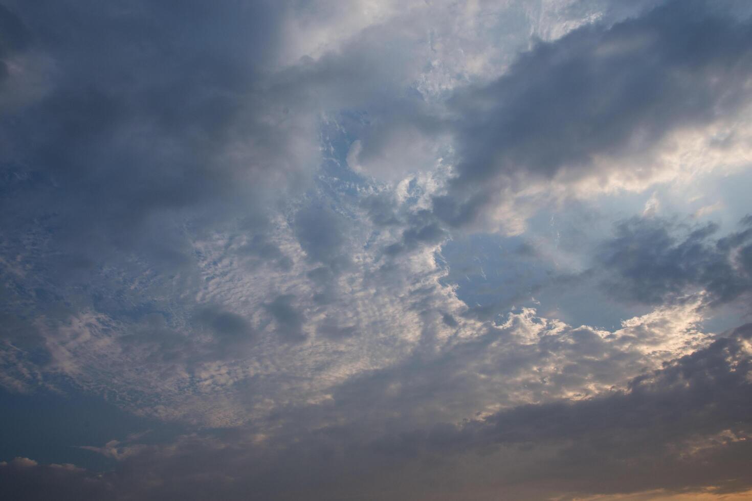 o céu e as nuvens ao pôr do sol foto