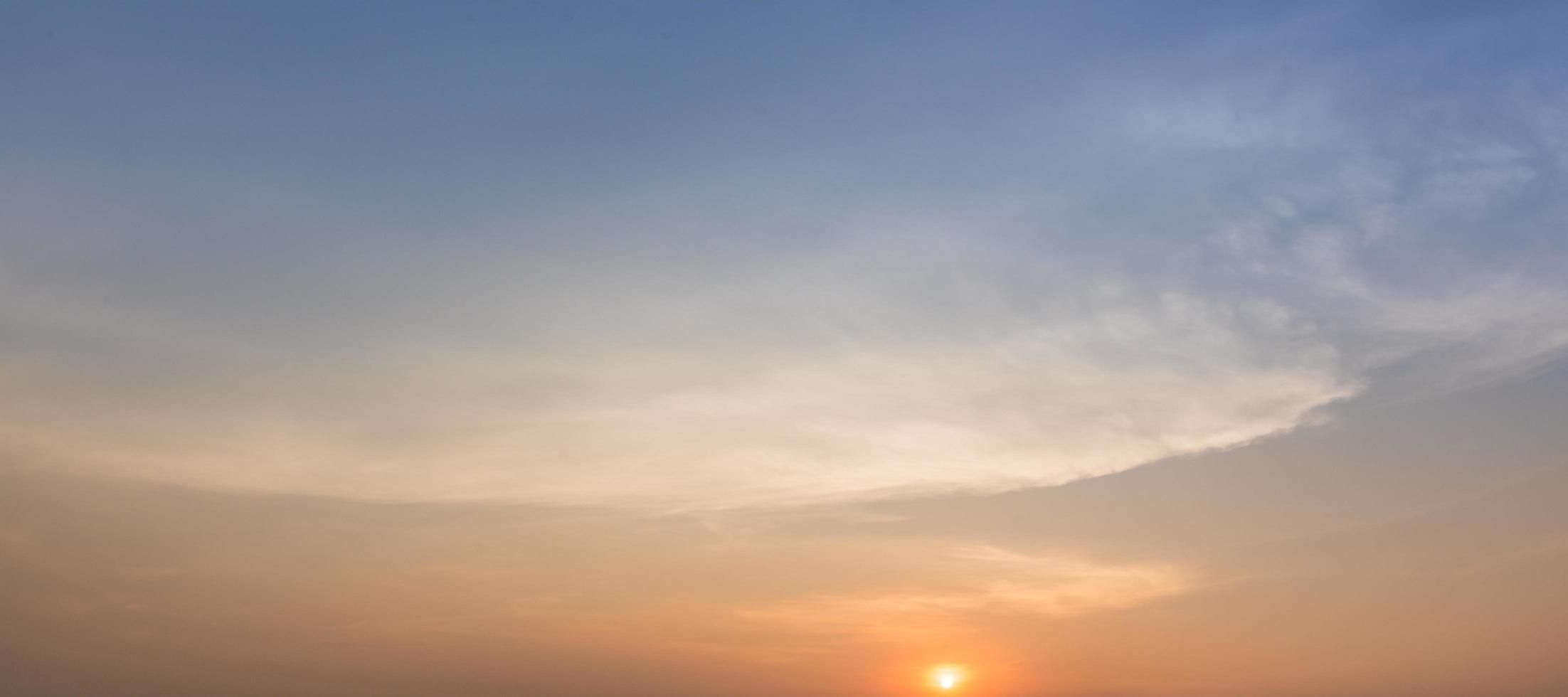 o céu ao pôr do sol foto