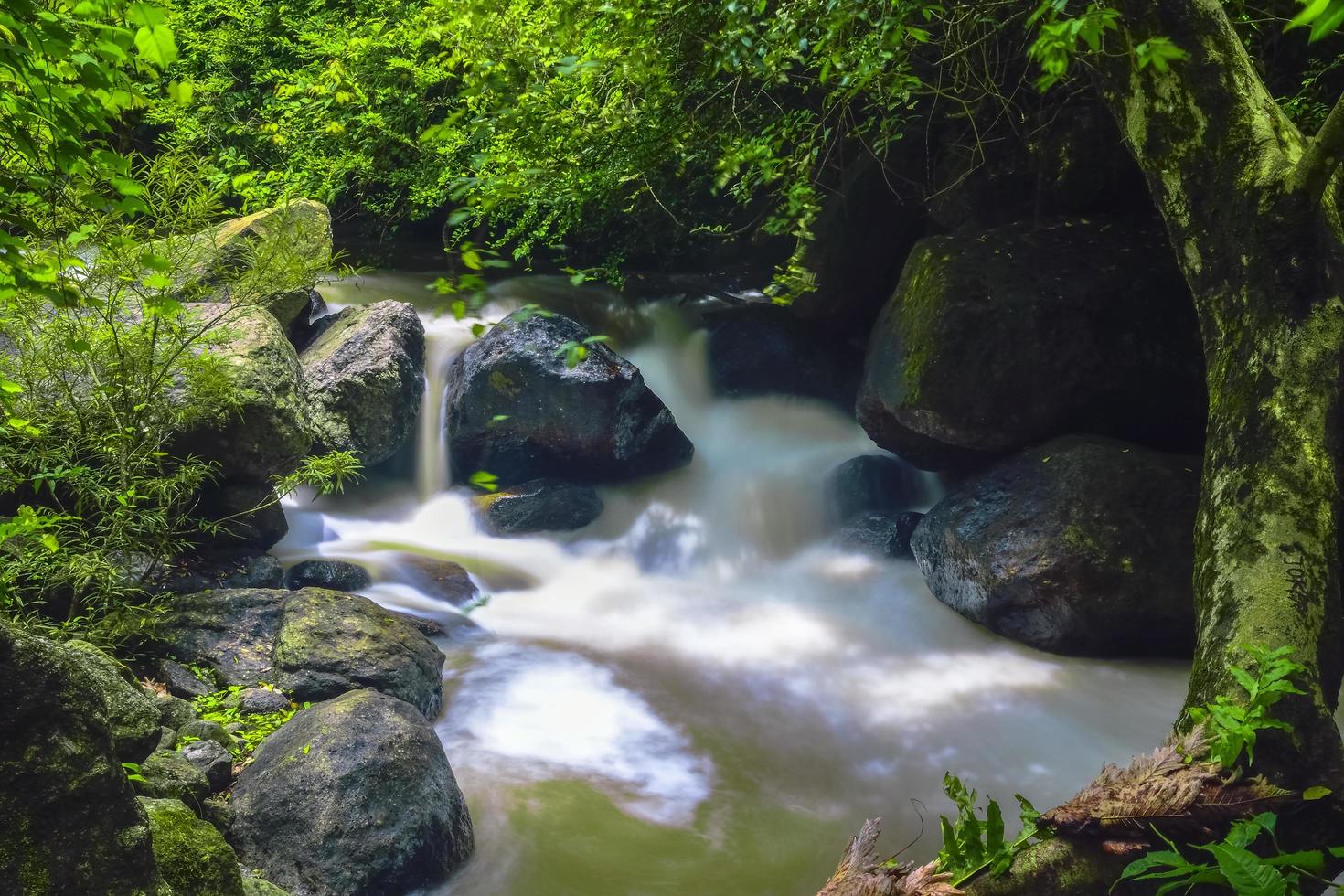 cachoeira nang rong na tailândia foto