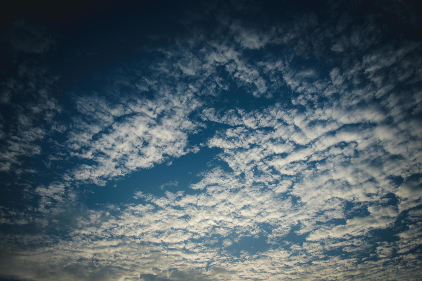 nuvens brancas em um céu azul foto