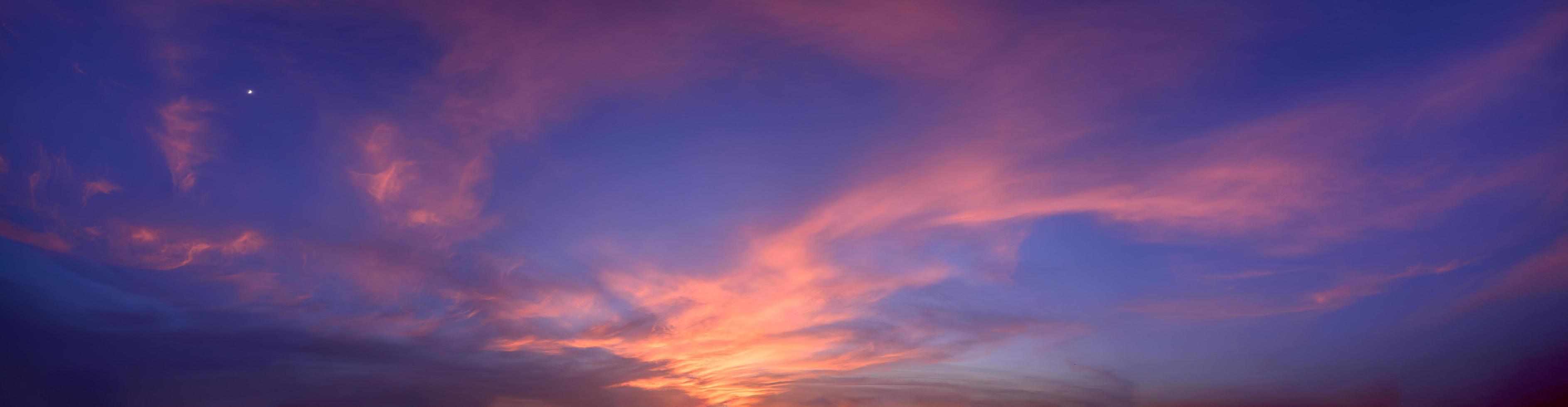 céu e nuvens ao pôr do sol foto