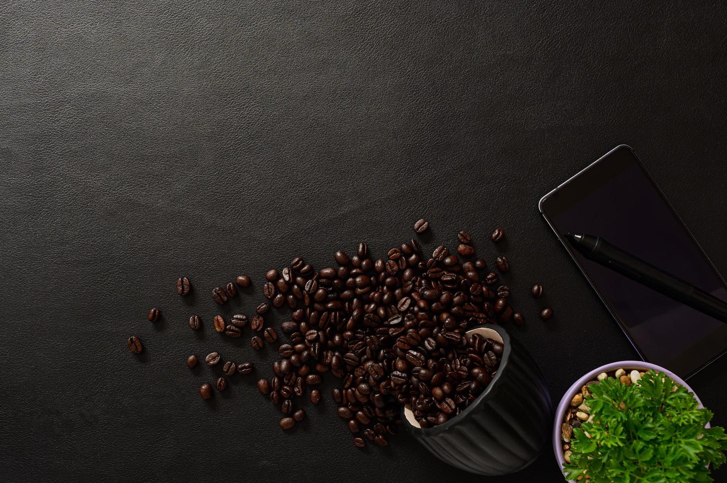 smartphone e grãos de café na mesa, vista superior foto