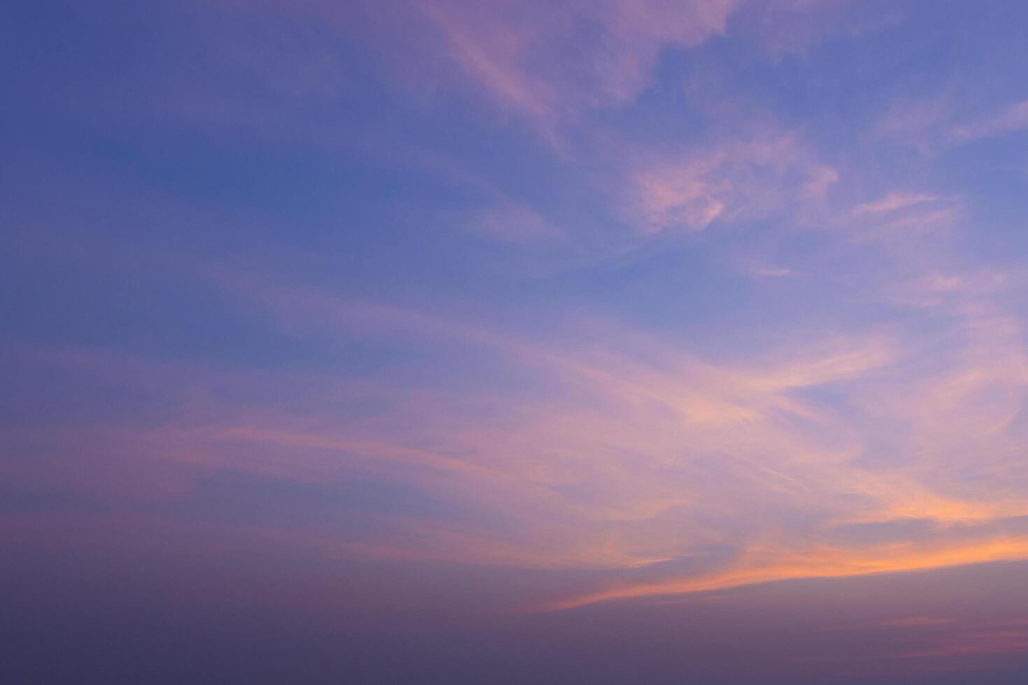 o céu ao pôr do sol foto