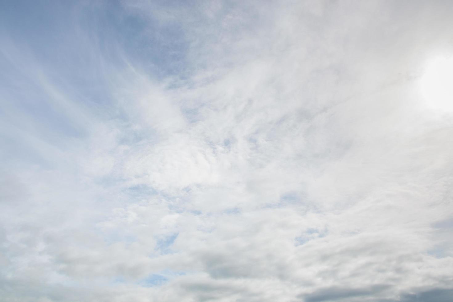 o céu e nuvens foto