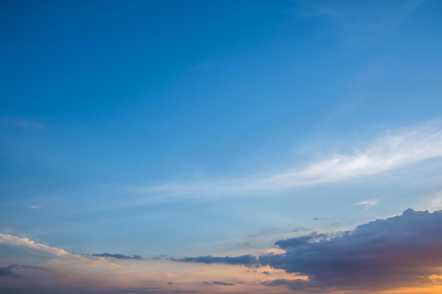 o céu ao pôr do sol foto