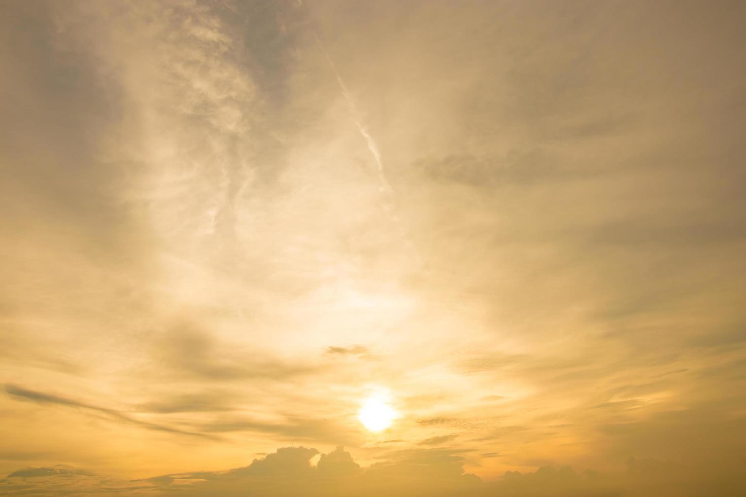 o céu ao pôr do sol foto