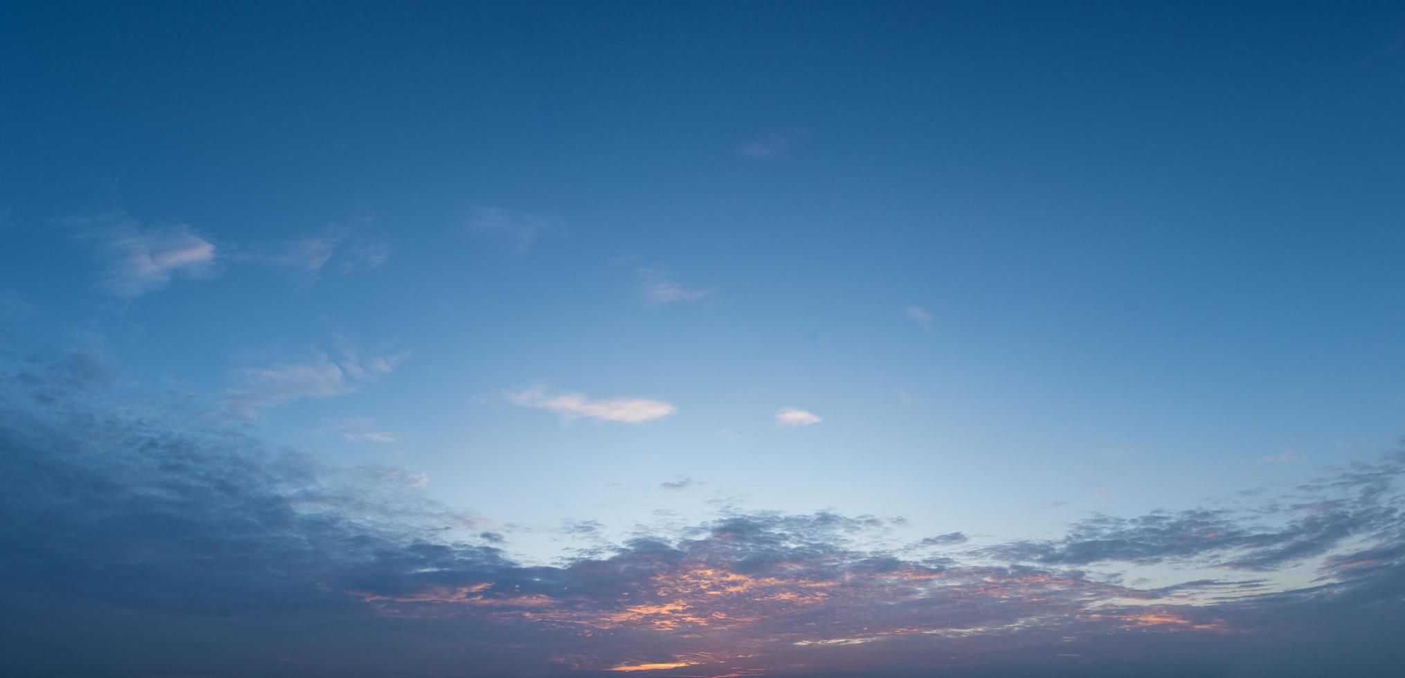 o céu e as nuvens ao pôr do sol foto