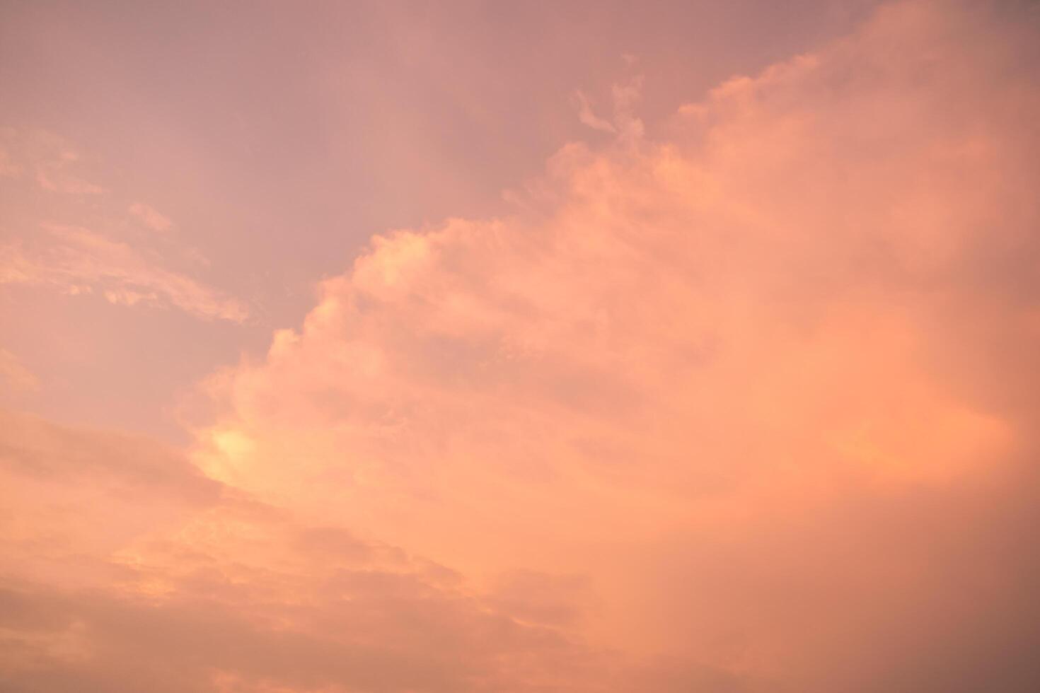 o céu ao pôr do sol foto