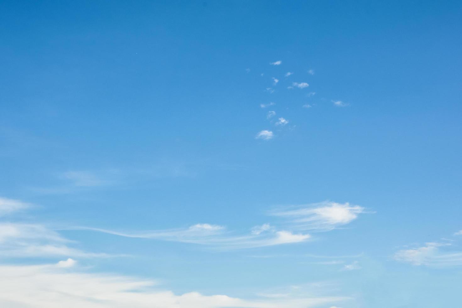 o céu e nuvens foto