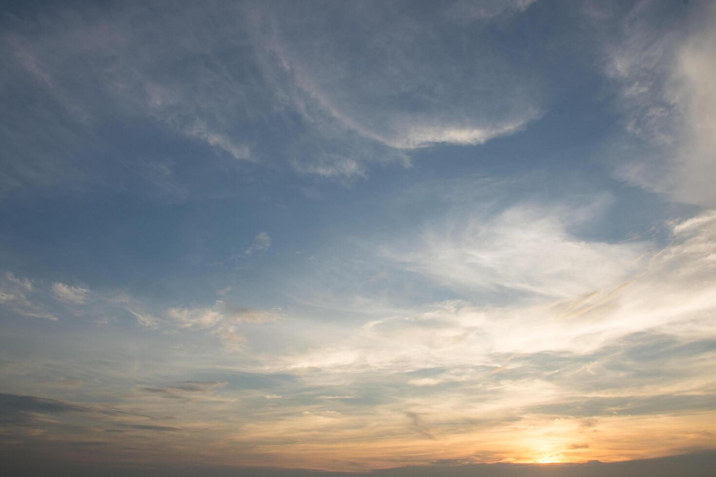 o céu ao pôr do sol foto