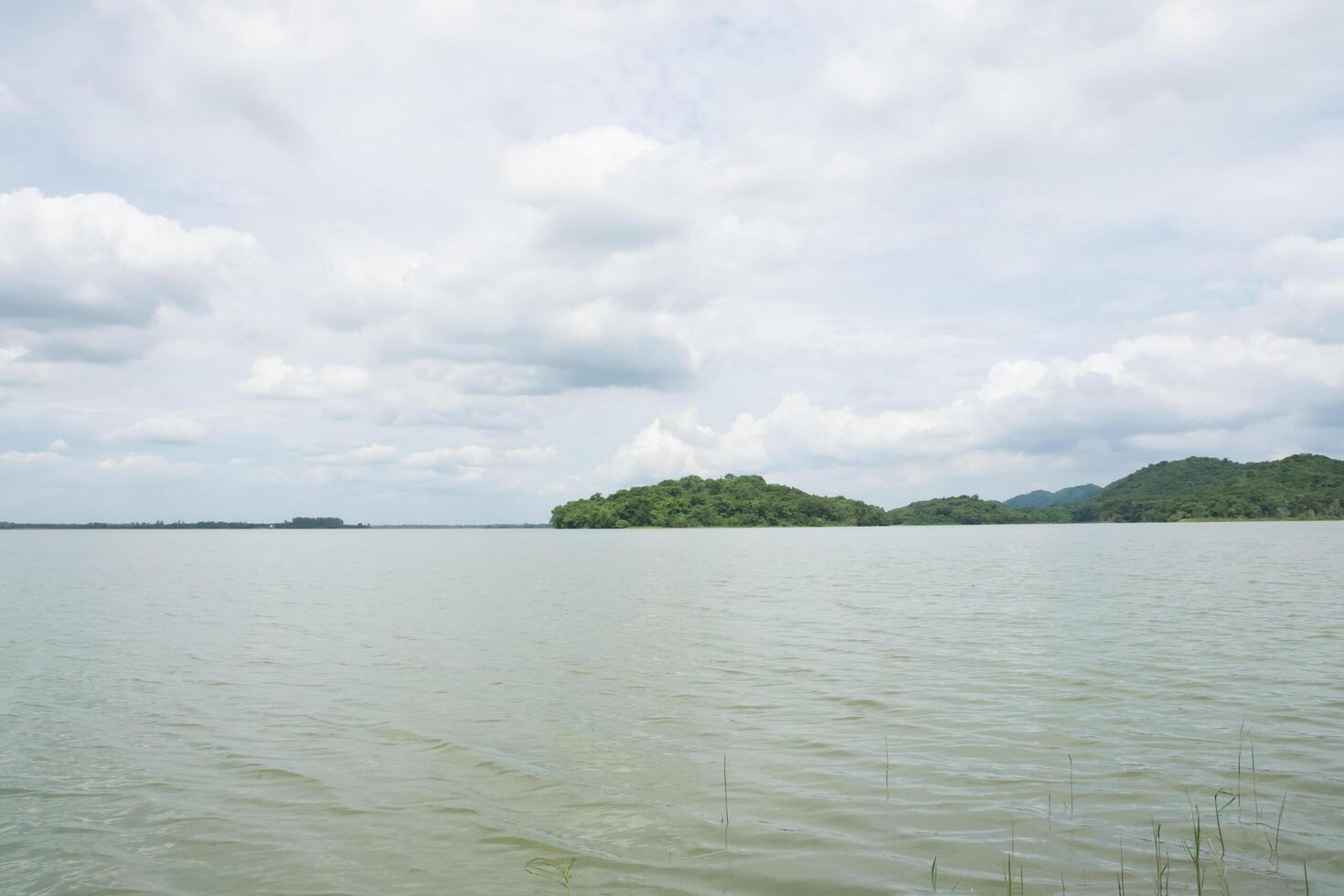 lago sob o céu nublado foto