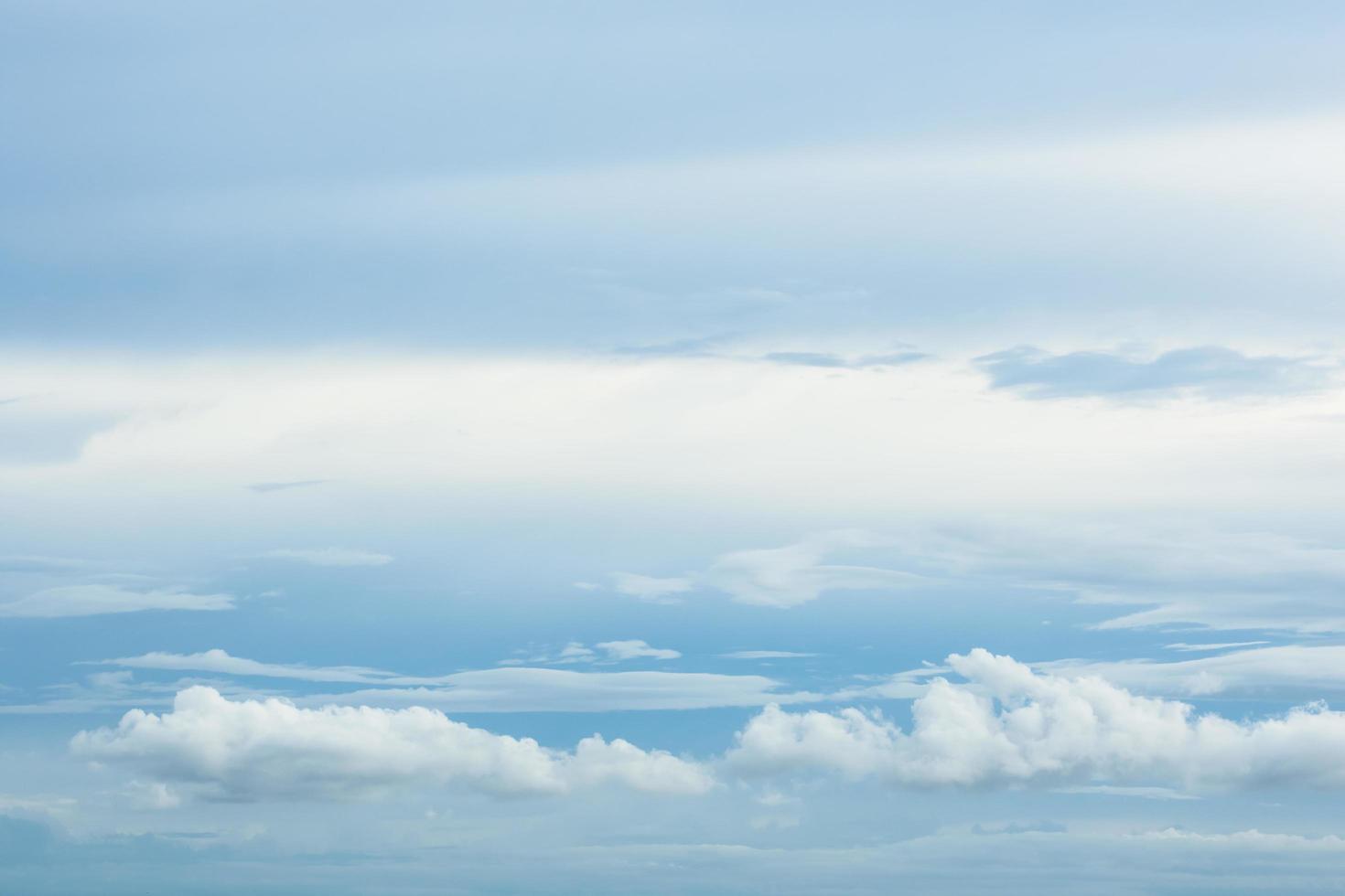 o céu e nuvens foto