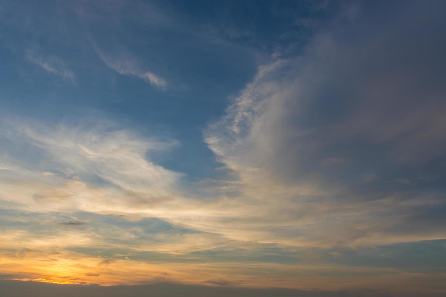 o céu ao pôr do sol foto