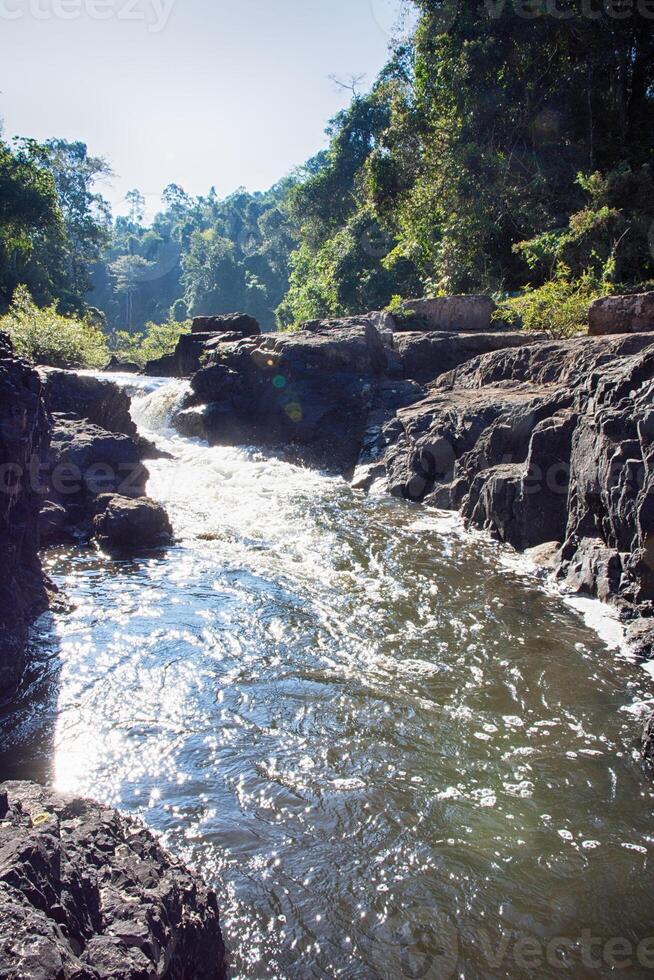 paisagem na cachoeira heaw narok na Tailândia foto