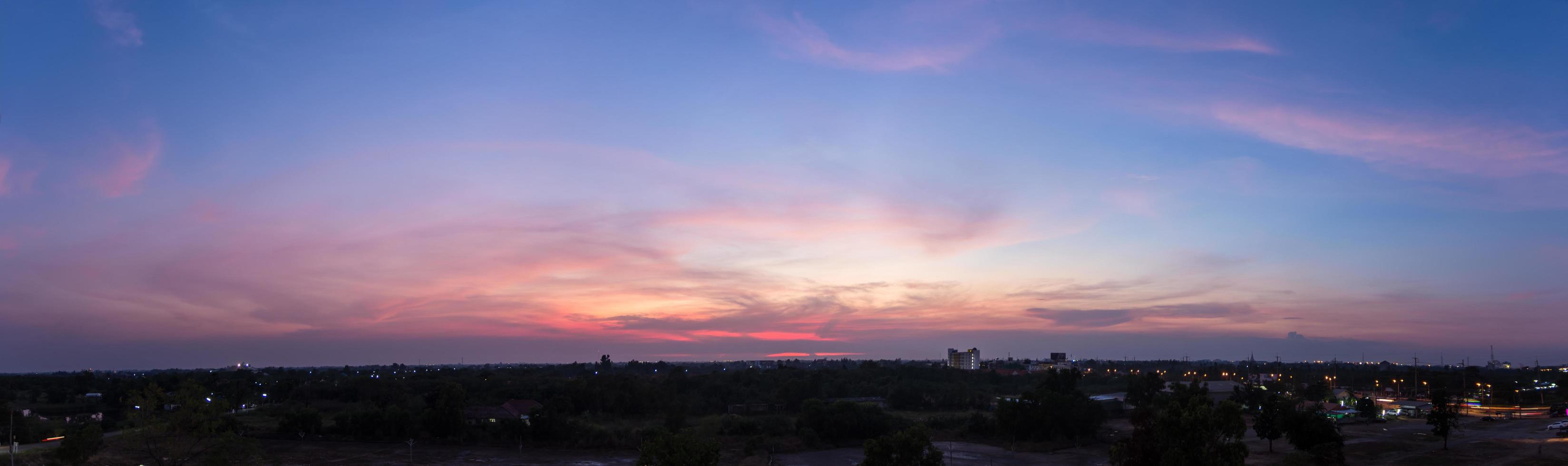 o céu ao pôr do sol foto