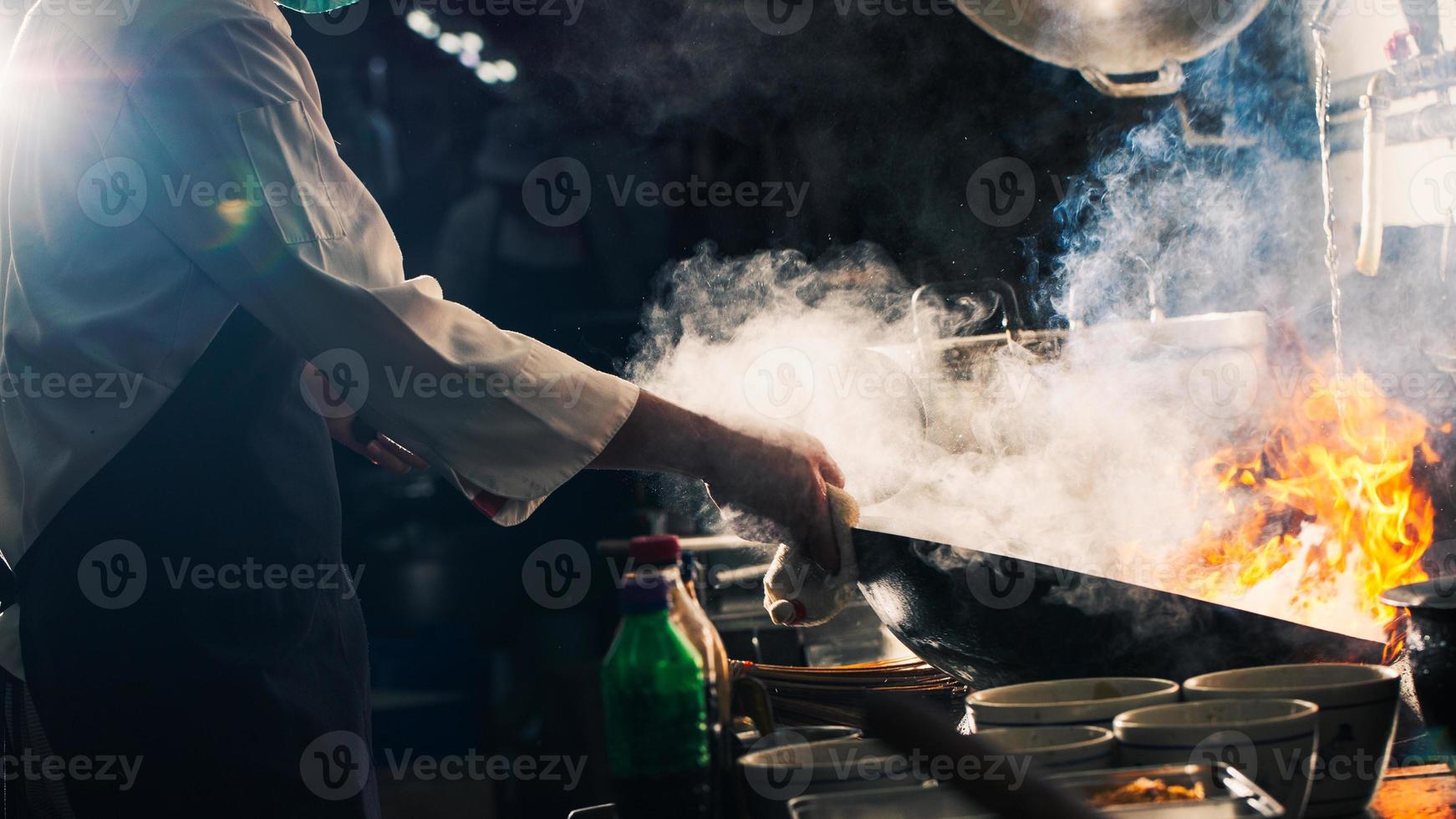 chef refogado em wok foto