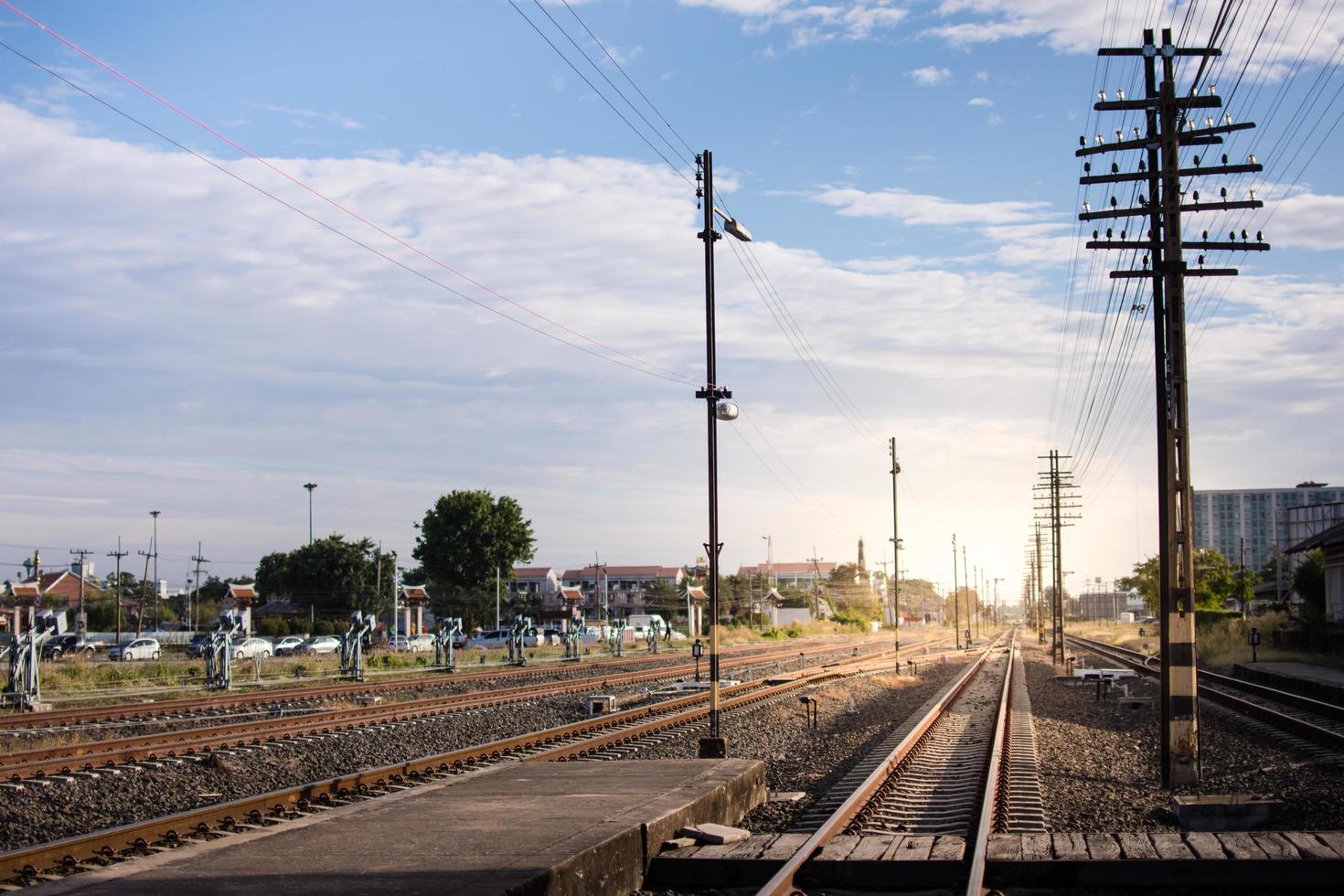 trilhos de trem durante o dia foto