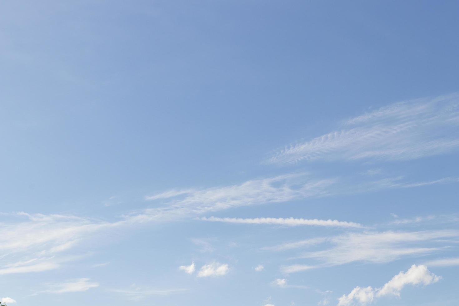 céu azul e bela nuvem. plano de fundo de paisagem simples para o pano de fundo. foto