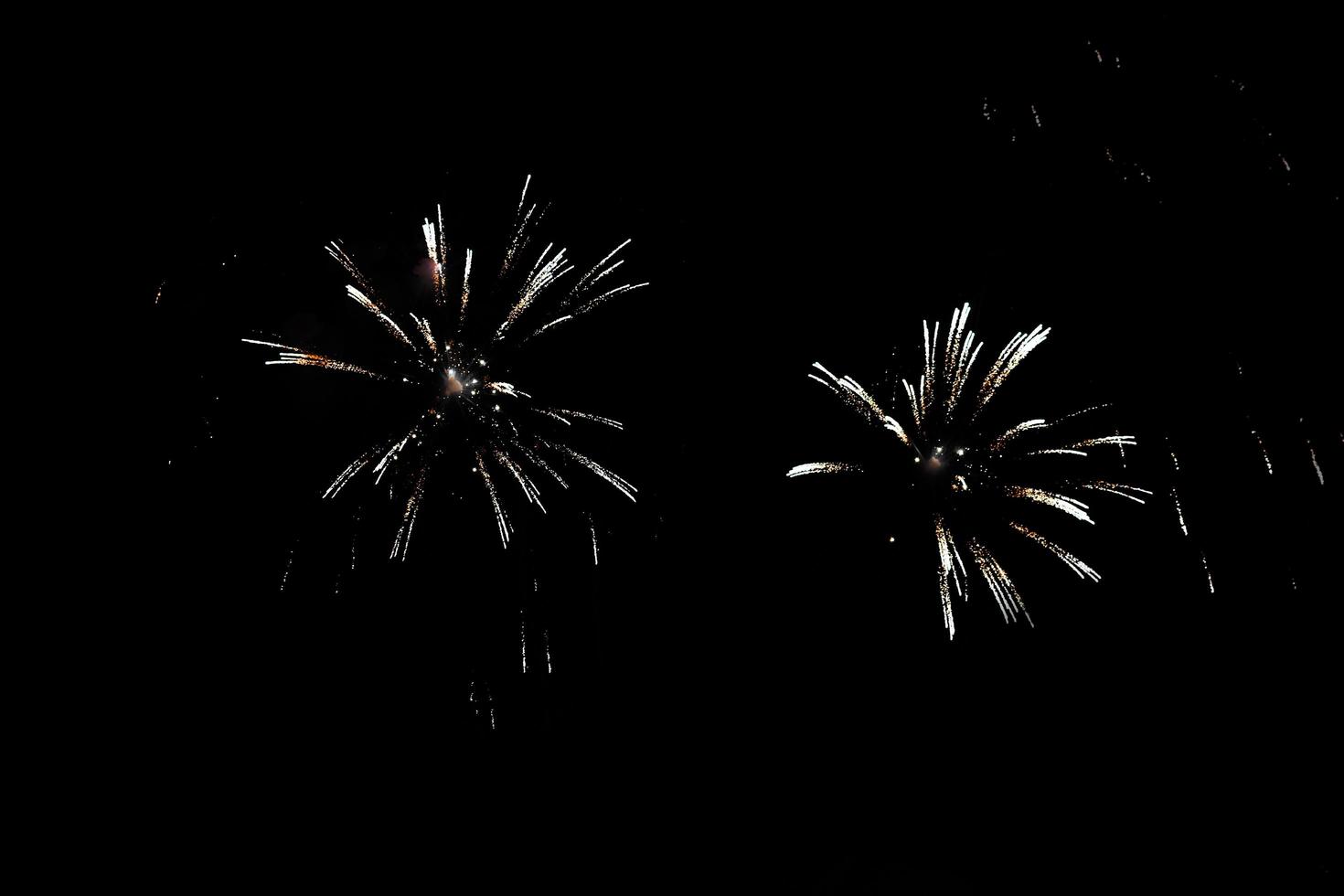 dois fogos de artifício no céu foto