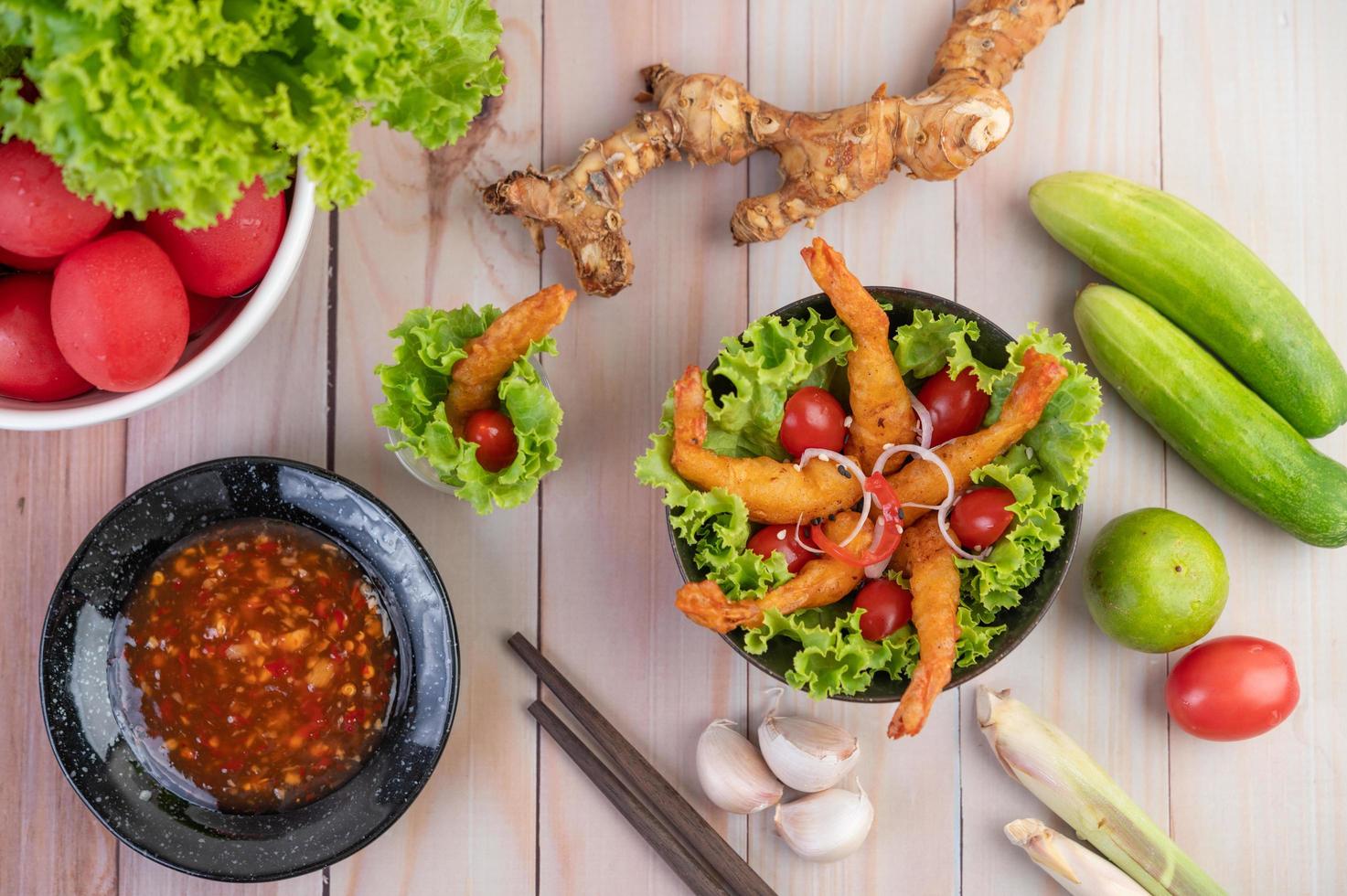 camarão frito na massa na salada foto