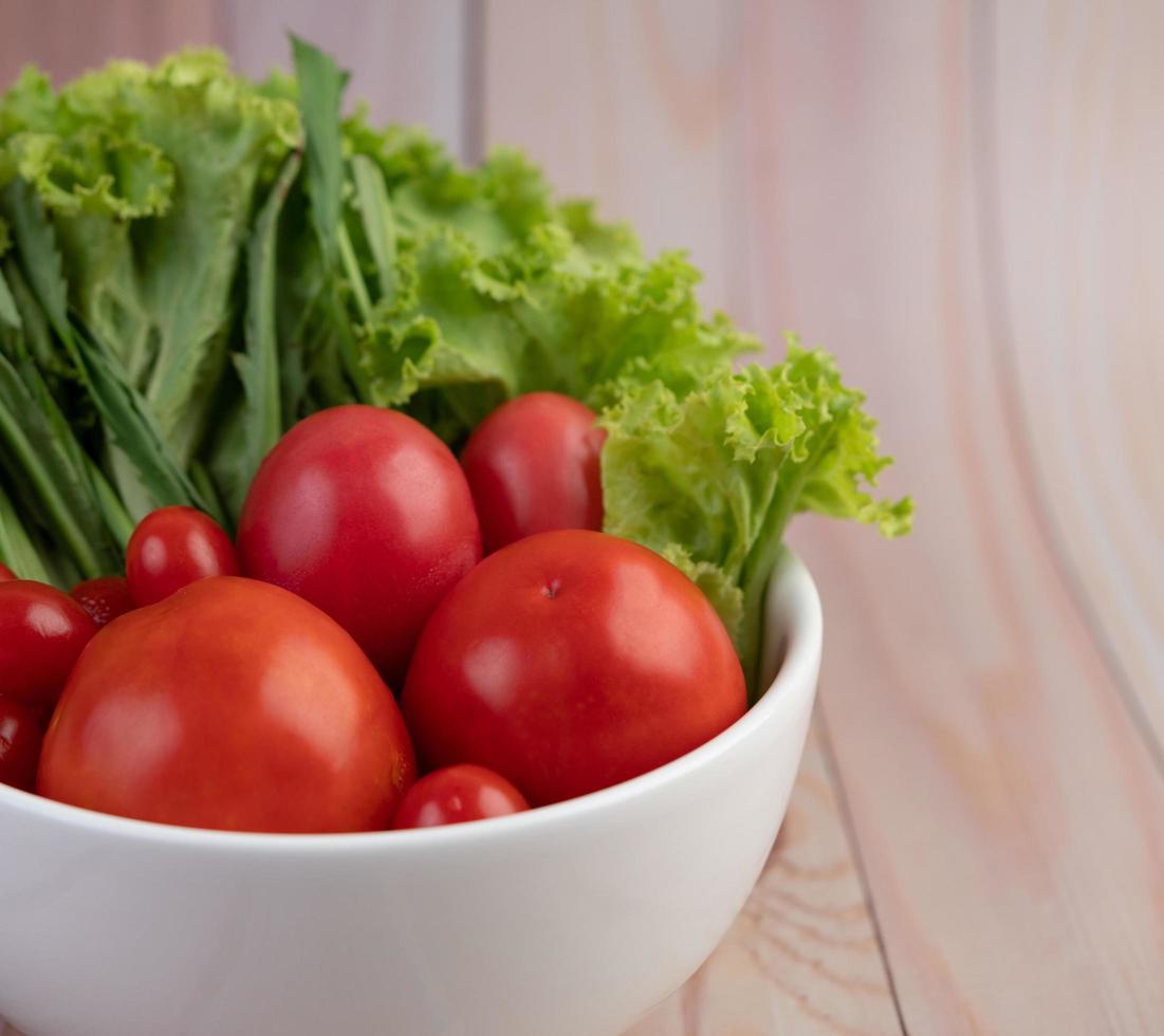 tigela de tomates e cebolinhas foto