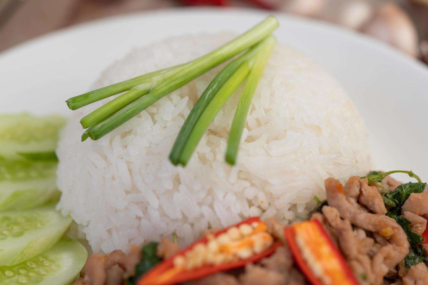 mexa carne de porco frita com manjericão e ovo frito foto