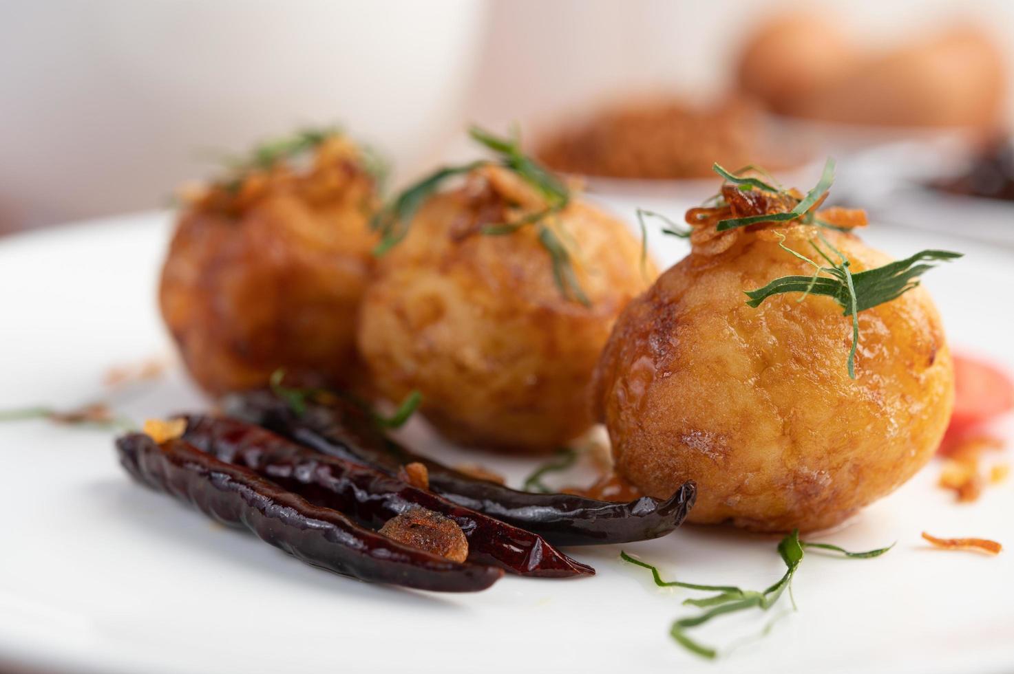 ovos cozidos fritos com molho de tamarindo foto