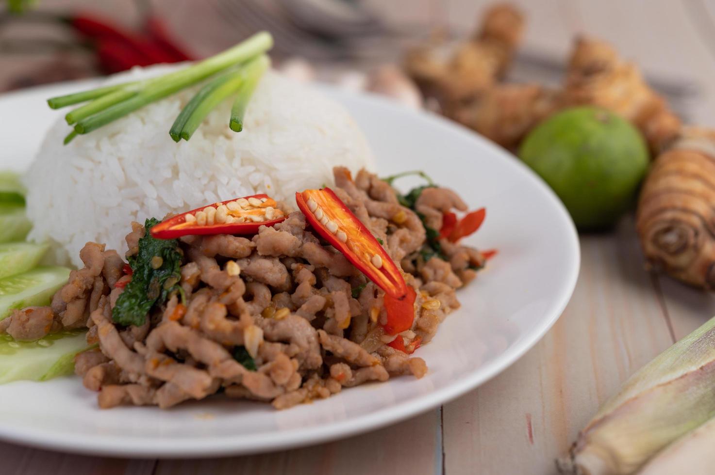 mexa carne de porco frita com manjericão e ovo frito foto