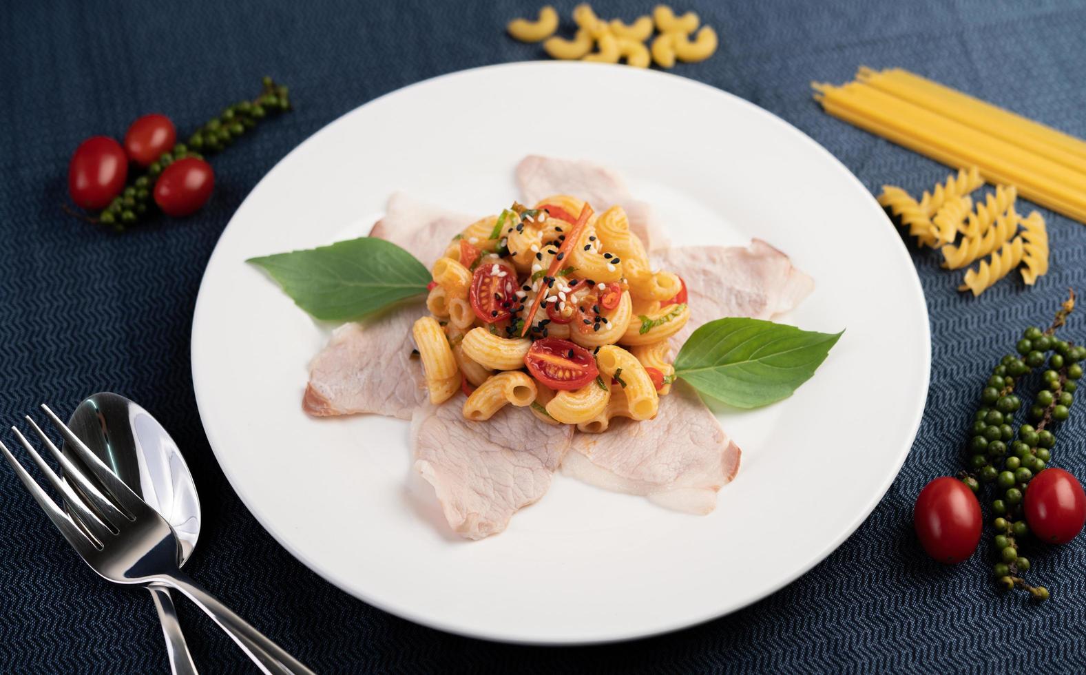 refogado macarrão em cima de carne de porco foto