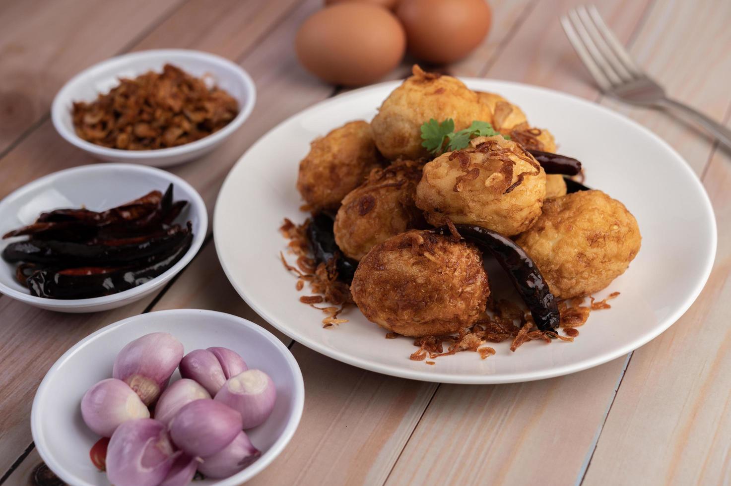 ovos cozidos fritos com molho de tamarindo foto