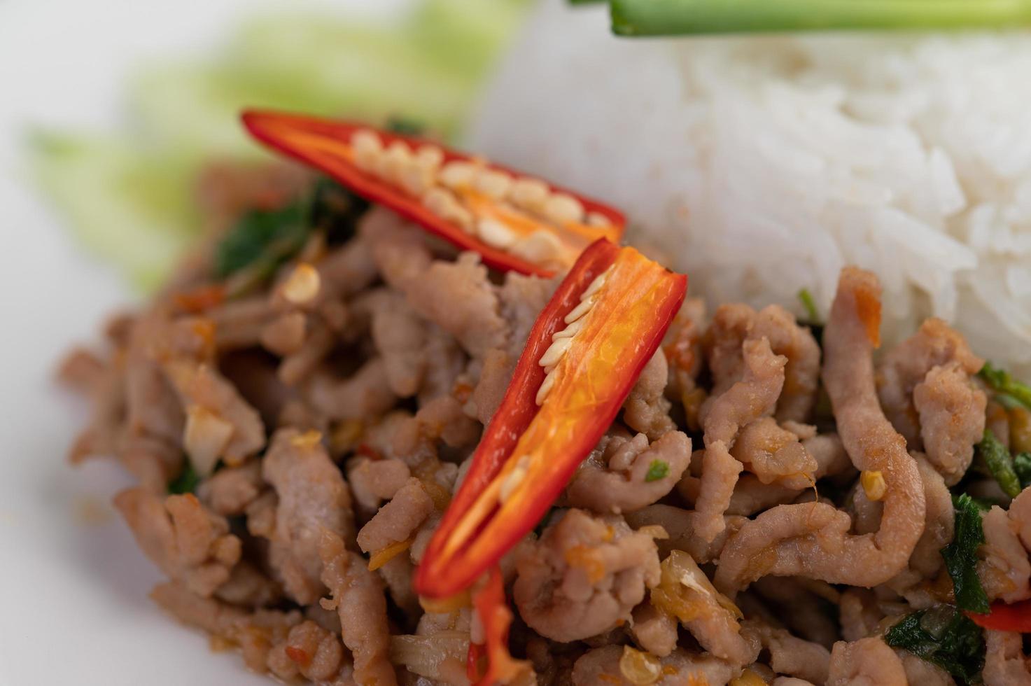 mexa carne de porco frita com manjericão e ovo frito foto