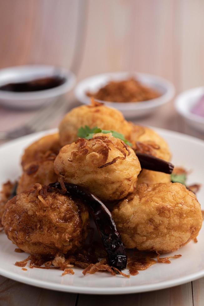 ovos cozidos fritos com molho de tamarindo foto