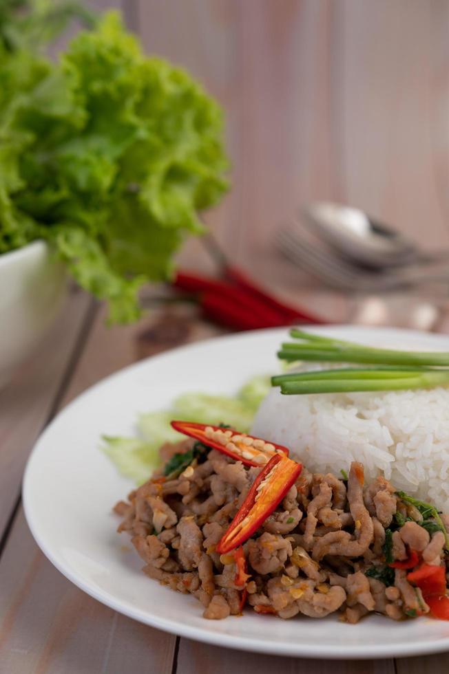 mexa carne de porco frita com manjericão e ovo frito foto