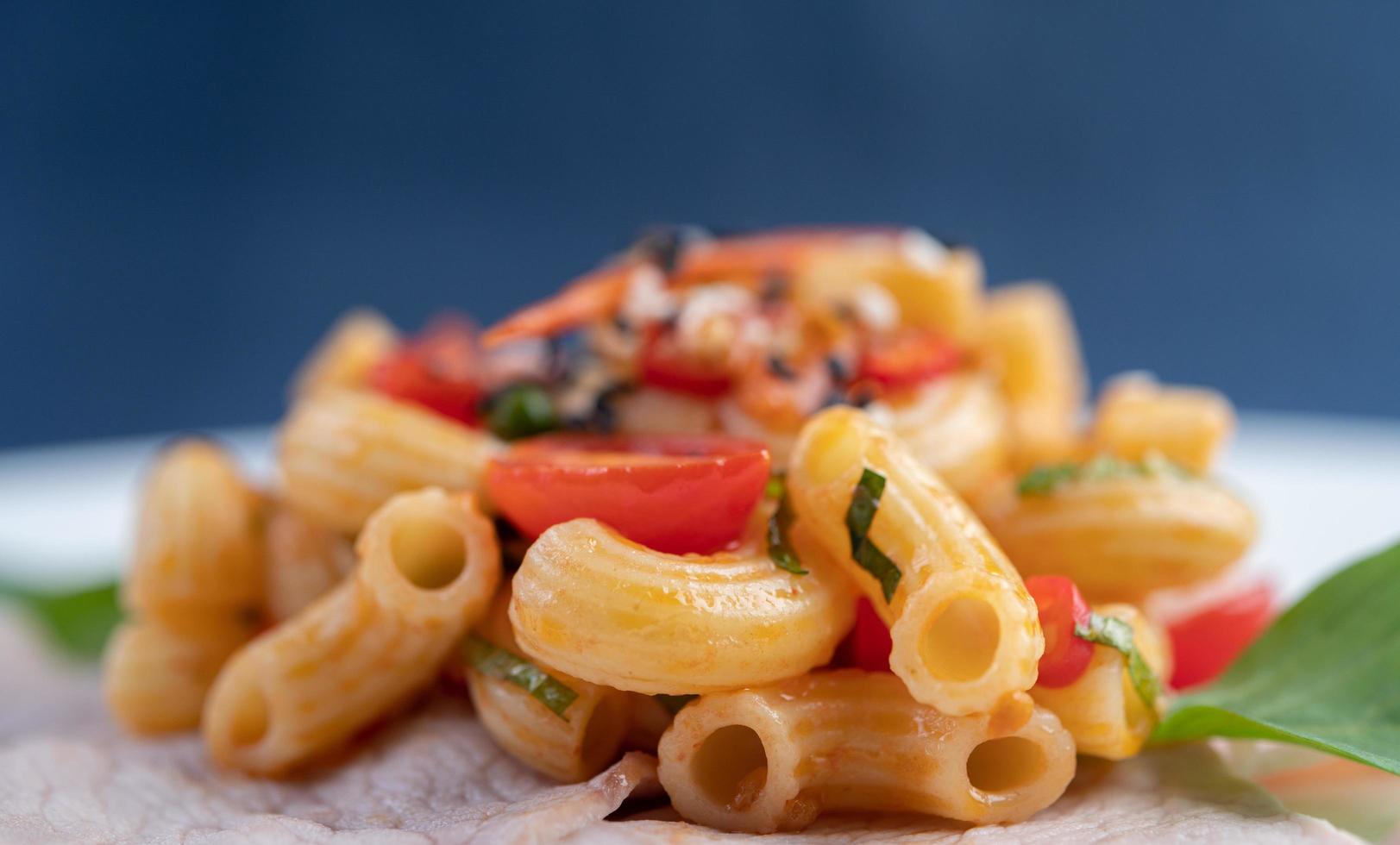 refogado macarrão em cima de carne de porco foto