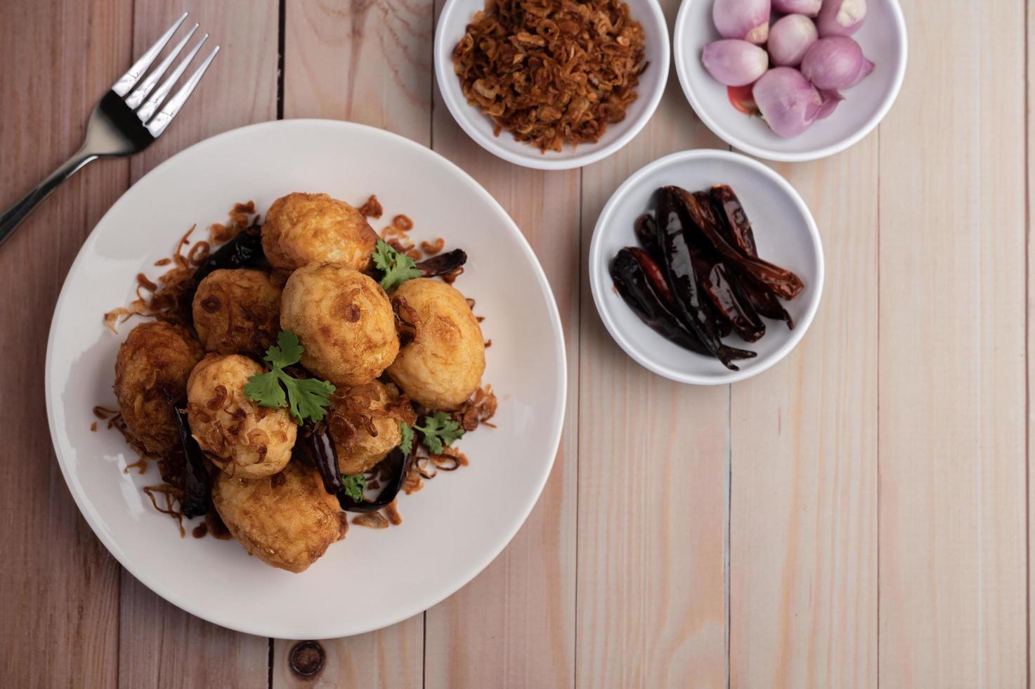 ovos cozidos fritos com molho de tamarindo foto