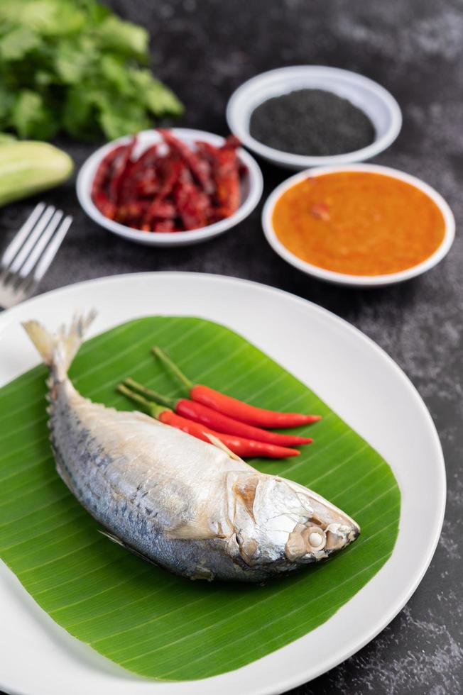 peixe cavala com macarrão de arroz e vegetais foto