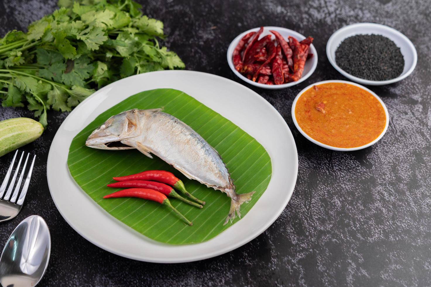 peixe cavala com macarrão de arroz e vegetais foto